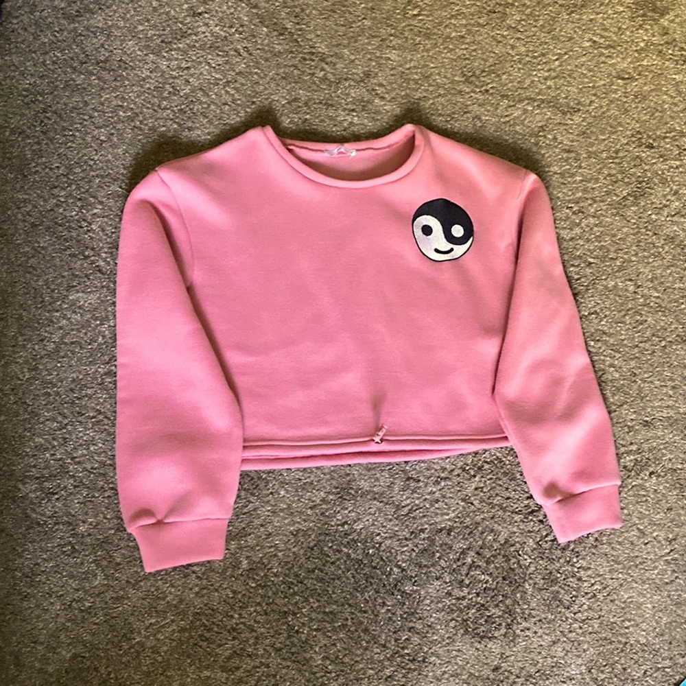 Soft, pink, cropped, fabric-like ying-yang sweater💗